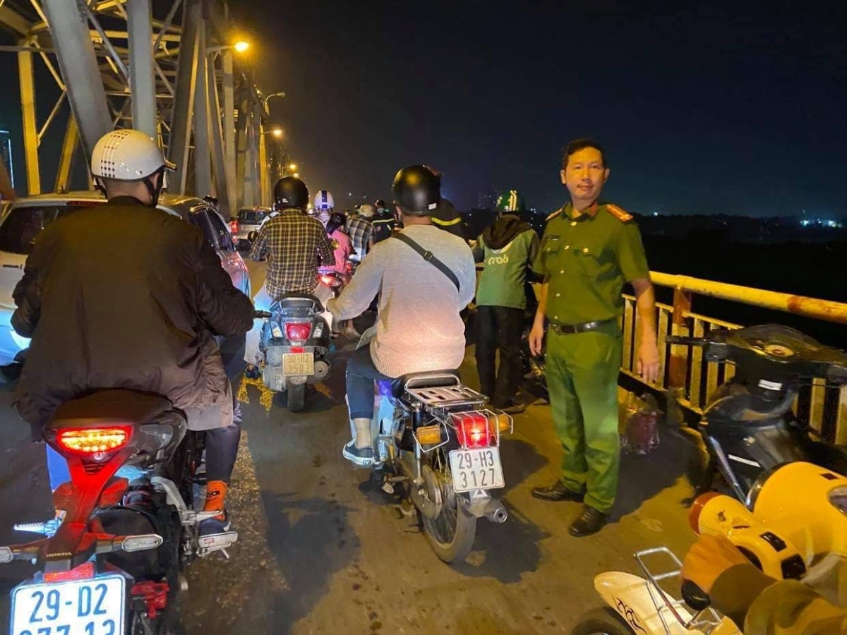 Công an khu vực phân luồng giao thông qua cầu.