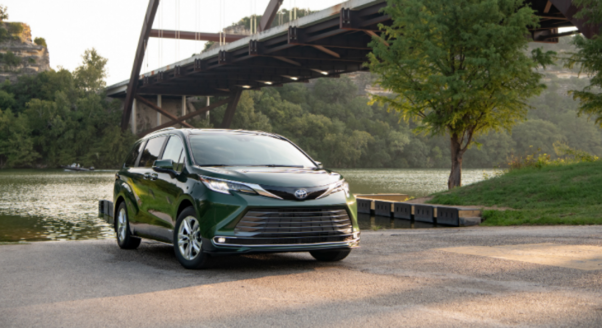 Toyota Sienna Hybrid sẽ có 5 phiên bản LE, XLE, XSE, Limited và Platinum. Với 8 chỗ ngồi ở hai phiên bản LE, XLE, và 7 chỗ ngồi ở một số mẫu xe trong 4 phiên bản còn lại.