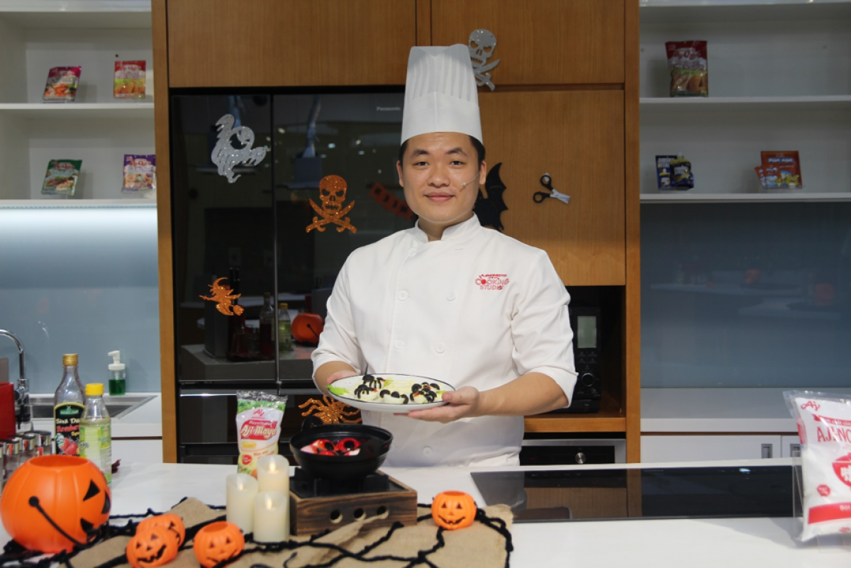 Đầu bếp Trần Hoàng Vinh đến từ Ajinomoto Cooking Studio hướng dẫn thực hiện món tráng miệng chào Halloween.