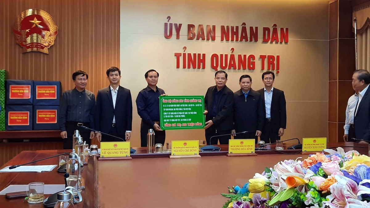 Tập đoàn Masan đồng hành cùng Bộ Nông nghiệp &amp; Phát triển Nông thôn trao tặng 6 tấn thịt viên Heo Cao Bồi đến bà con vùng lũ.