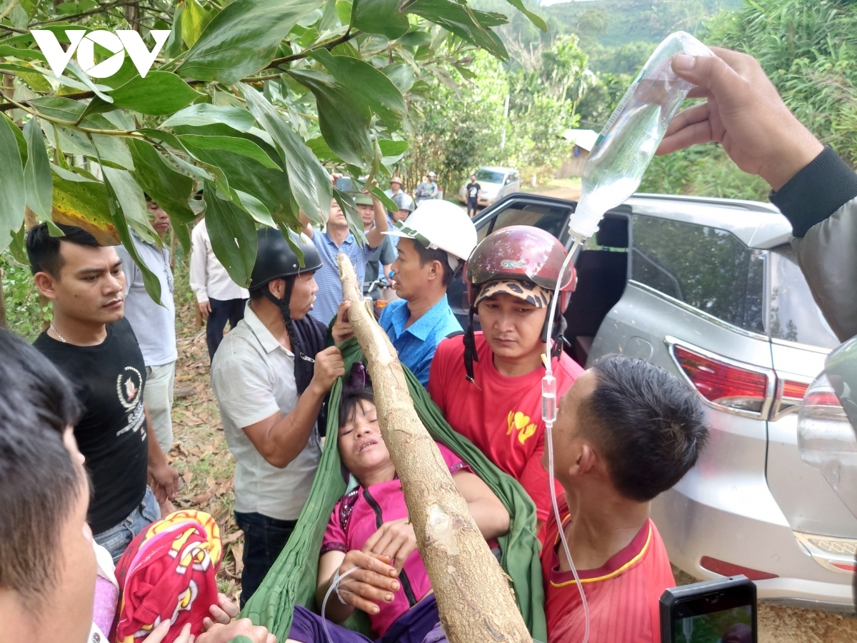 Cấp cứu các nạn nhân tại Trà Leng.