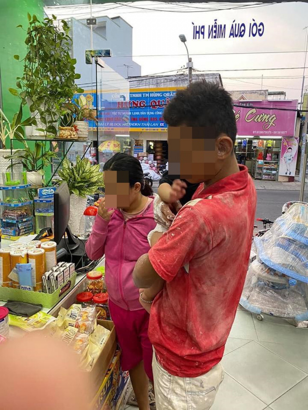 Chẳng ngại lấm lem, người bố vẫn đưa cả gia đình vào một cửa hàng tạp hóa để chọn sữa cho con.