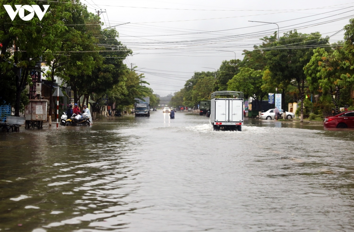 Tại thành phố Tam Kỳ, mưa lớn gây ngập sâu nhiều tuyến đường chính như Trần Hưng Đạo, Trưng Nữ Vương, Điện Biên Phủ, Phan Châu Trinh, Hùng Vương từ 0,2m- 0,5m khiến việc lưu thông của các phương tiện gặp nhiều khó khăn.