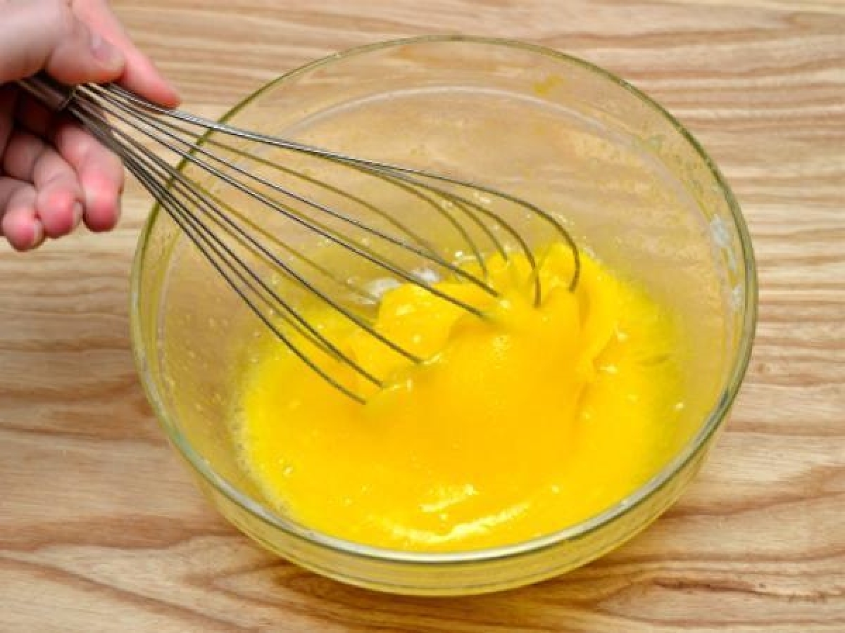 Đánh trứng thật đều tay, sau đó nêm gia vị vừa ăn