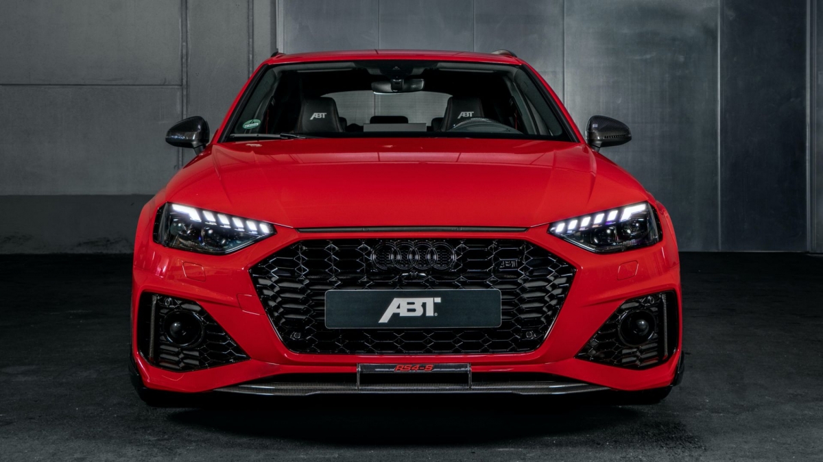 Bản độ RS4-R mà ABt Sportsline dành cho cho chiếc wagon đến từ Audi không chỉ mạnh mẽ hơn với hai gói nâng cấp công suất lên đến hơn 500 mã lực mà còn trở nên hầm hố với vẻ ngoài sở hữu các chi tiết được làm bằng sợi carbon.