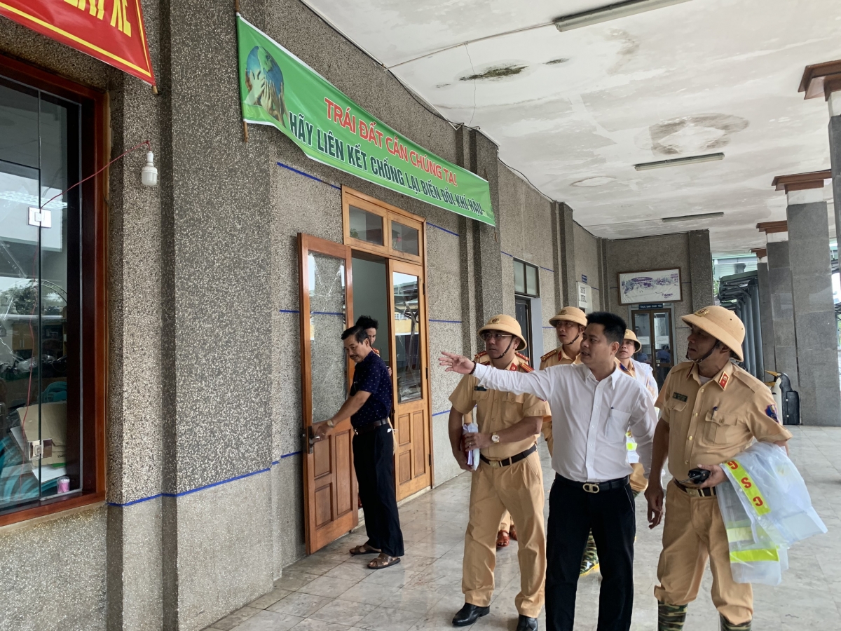 Lực lượng CSGT đi kiểm tra các nhà ga, bến tàu trước khi bão số 9 đổ bộ vào bờ.