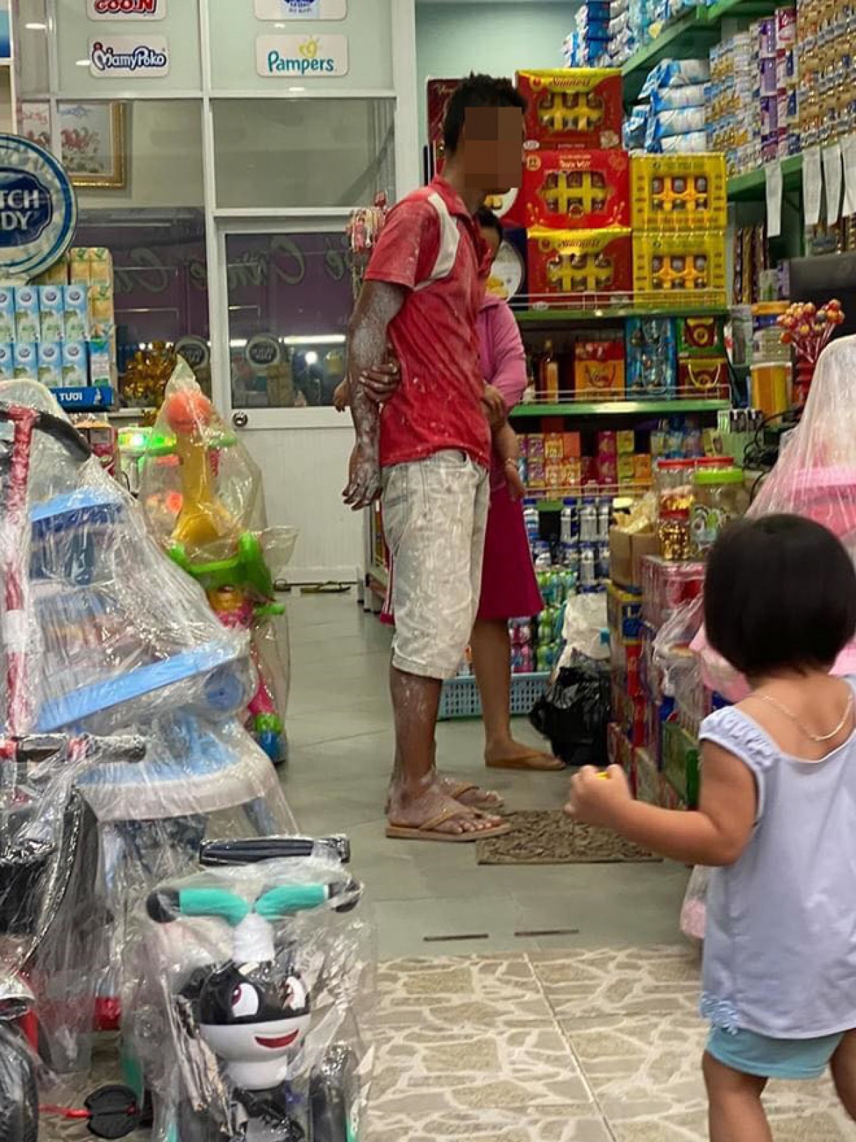 Theo lời kể, người cha không giấu nổi hạnh phúc khi nhìn vợ chọn được loại sữa thích hợp cho hai con.