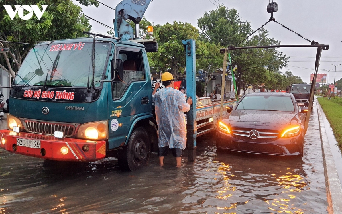 Xe cứu hộ cẩu xe ô tô bị chết máy tại một tuyến đường ở thành phố Tam Kỳ.