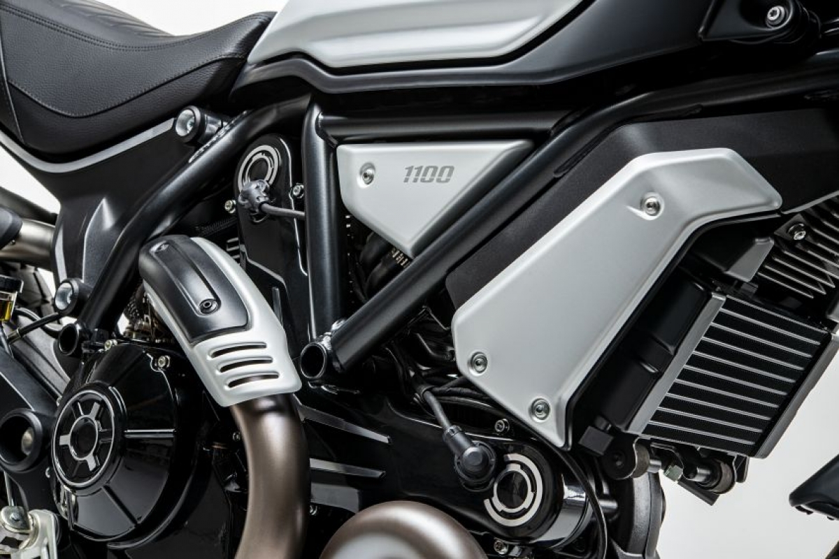 Giống với những mẫu xe khác trong dòng Scrambler 1100, Scrambler 1100 Pro và Sport Pro, chiếc Dark Pro được trang bị động cơ V-twin làm mát bằng không khí 1.079 cc sản sinh công suất 86 mã lực tại vòng quay 7.500 vòng/phút và mô men xoắn 88 Nm tại vòng quay 4.750 vòng/phút.