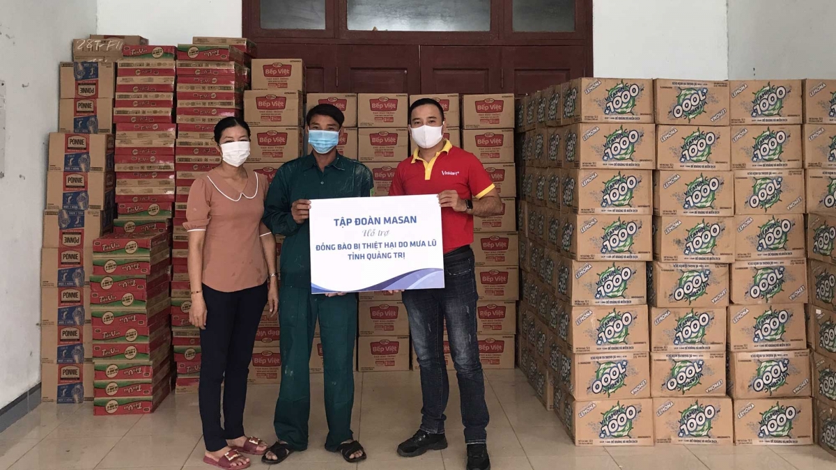 Đại diện Tập đoàn Masan trao quà hỗ trợ cho Hội Chữ Thập Đỏ tỉnh Quảng Trị.