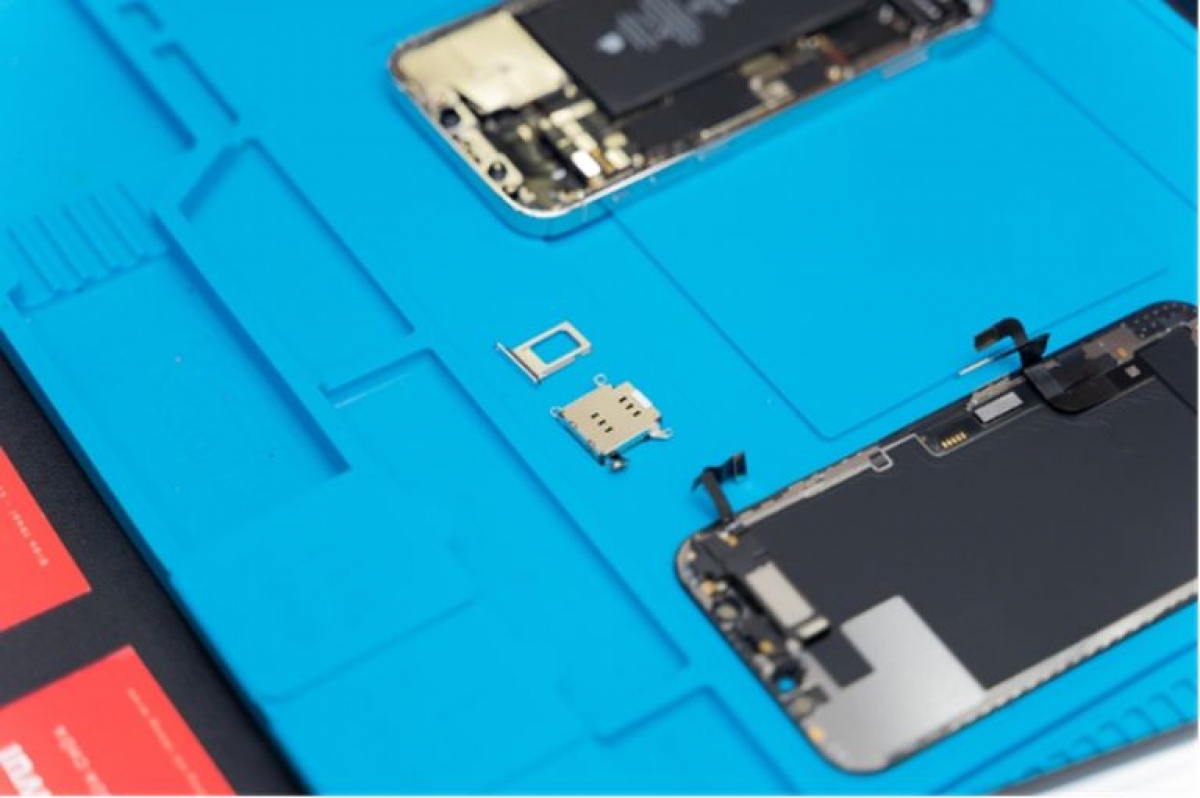 Một điểm khá thú vị ở iPhone 12 Pro đó là hệ thống khay SIM được thiết kế theo dạng module rời - ẢNH: C.T.V