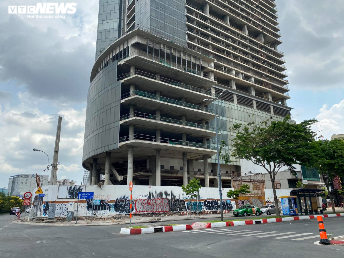 Bắt đầu khởi công từ năm 2007 và dự kiến hoàn thành sau 2 năm nhưng Saigon One Tower bị đình trệ rồi bỏ hoang tới nay. Tháng 10/2014, Thanh tra TP.HCM ra quyết định thanh tra toàn diện việc triển khai dự án này. Đến 21/8/2017, Saigon One Tower bị VAMC bị thu giữ rồi mang ra đấu giá với giá khởi điểm 6.110 tỷ đồng.