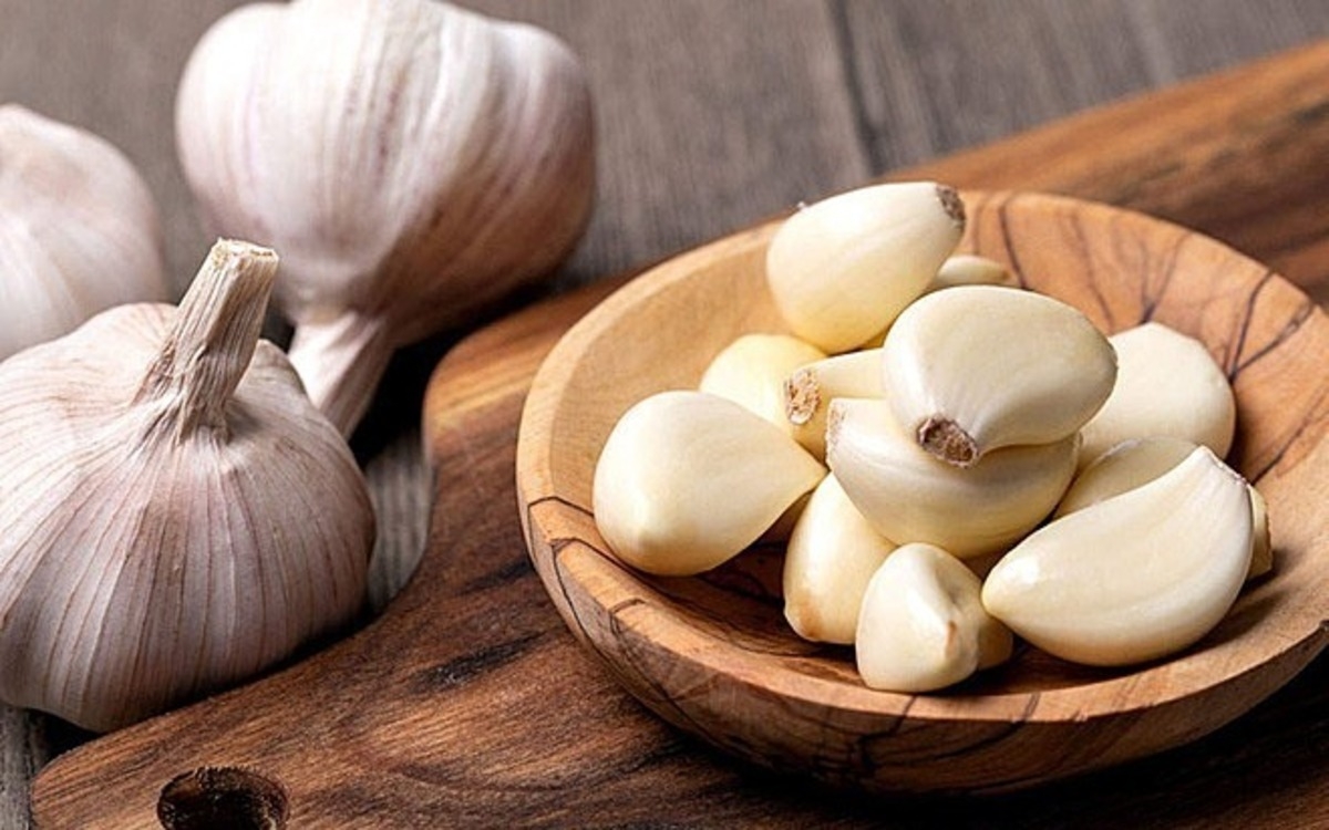 Tỏi: Hợp chất allicin, các chất kháng khuẩn và chống viêm trong tỏi giúp trị cảm lạnh, tăng cường sức đề kháng một cách hiệu quả.
