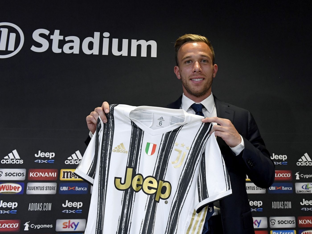 2. Arthur từ Barca chuyển tới Juventus với giá 72 triệu Euro