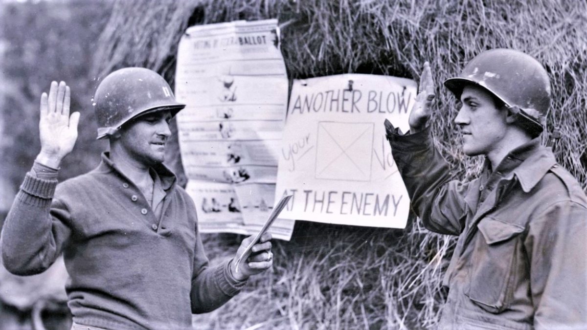 Ảnh quân nhân Mỹ ở Italia thề trước khi bỏ phiếu, năm 1944; Nguồn: History.com