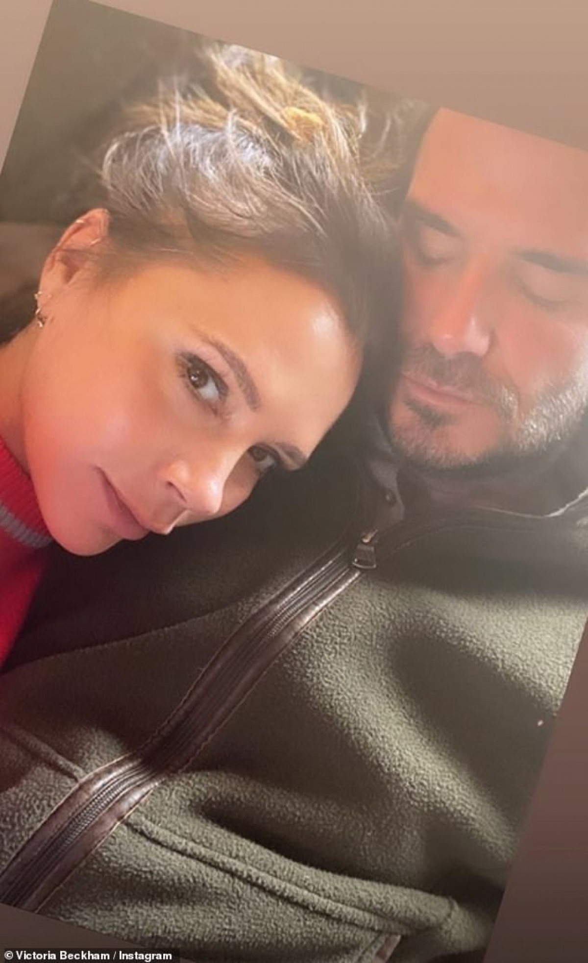 Victoria Beckham dựa đầu vào ngực ông xã