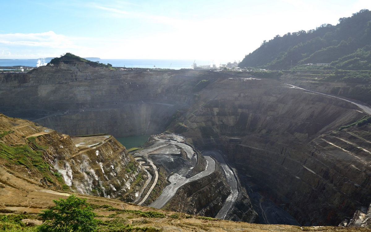 Mỏ vàng Lihir nằm ở Papua New Guinea. Năm 2018, mỏ này sản xuất khoảng 976.000 ounce vàng.