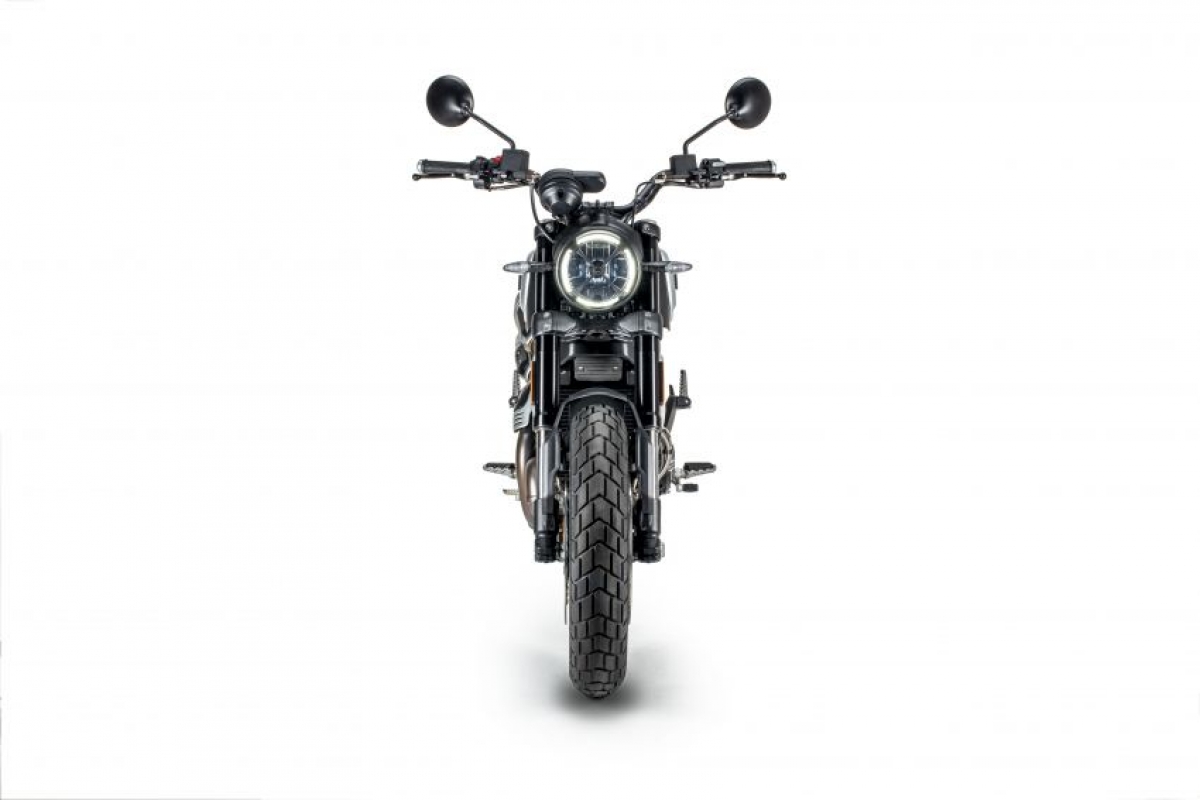 Dark Pro khác biệt so với những mẫu Scrambler Pro khác nhờ việc sử dụng những thành phần nhôm anodized với màu đen mờ cũng như gương chiếu hậu kiểu cổ điển.