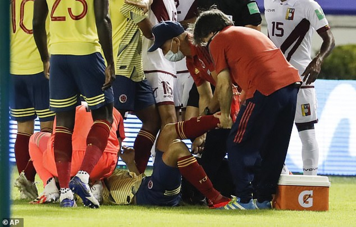Santiago Arias dính chấn thương cổ chân sau nỗ lực xoạc bóng.