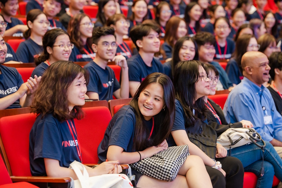 Nguyễn Minh Thi cùng các bạn sinh viên trong buổi gặp đầu năm học với ban giám hiệu, giảng viên, cán bộ nhân viên các phòng ban nhà trường.