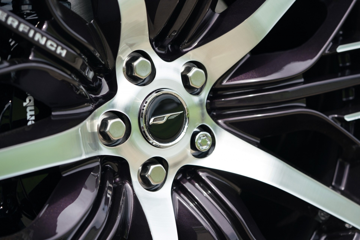 Mẫu xe cũng có lưới tản nhiệt sợi carbon, lỗ thông gió chắn bùn sợi carbon và bánh xe hợp kim được tiện kim cương kích thước 22 inch.