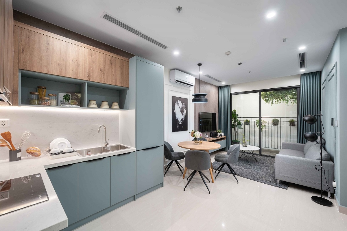 Căn hộ 1 phòng ngủ sử dụng màu gỗ tối phối hợp xanh và điểm nhấn phào chỉ phù hợp với chủ nhân độc thân hoặc vợ chồng trẻ ưa chuộng phong cách cổ điển.