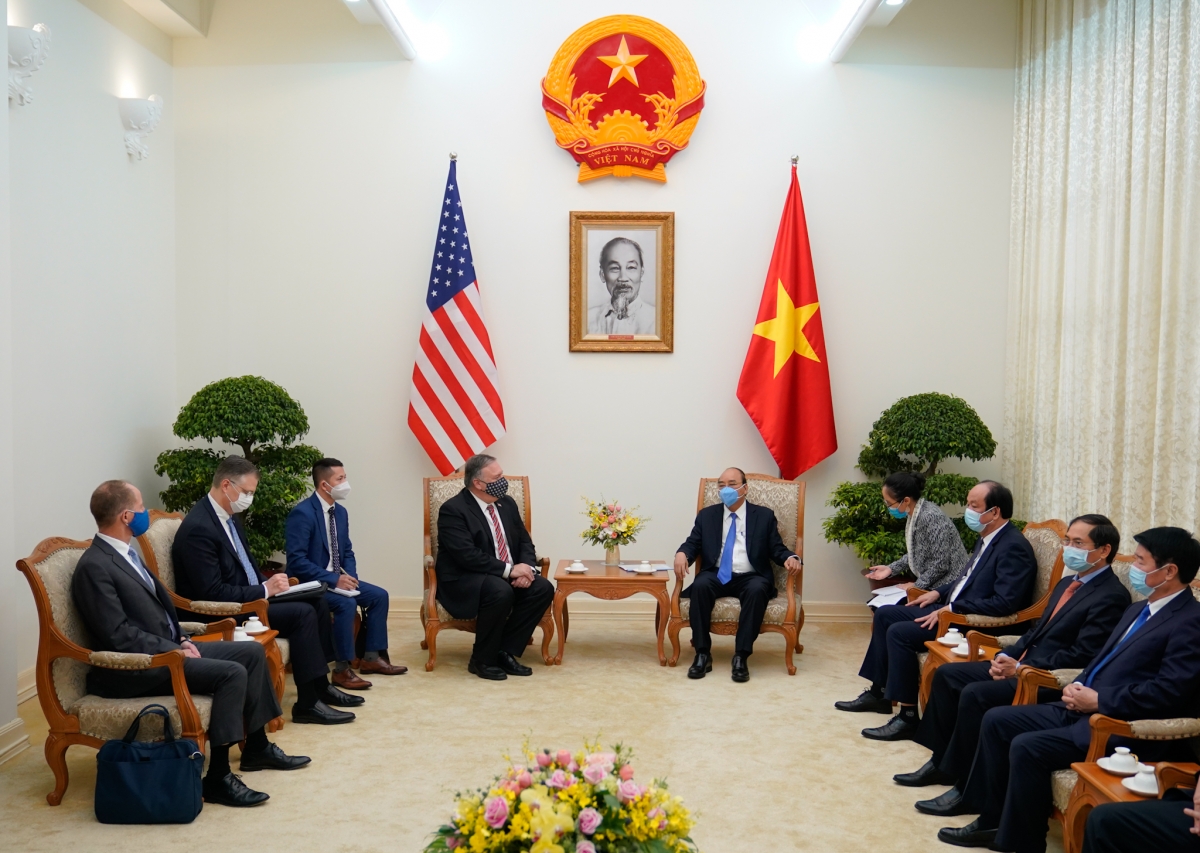 Thủ tướng Nguyễn Xuân Phúc và Ngoại trưởng Michael Pompeo chia sẻ đánh giá tích cực về kết quả Diễn đàn Kinh doanh Ấn Độ Dương – Thái Bình Dương vừa diễn ra tại Hà Nội. Ảnh: Chính phủ