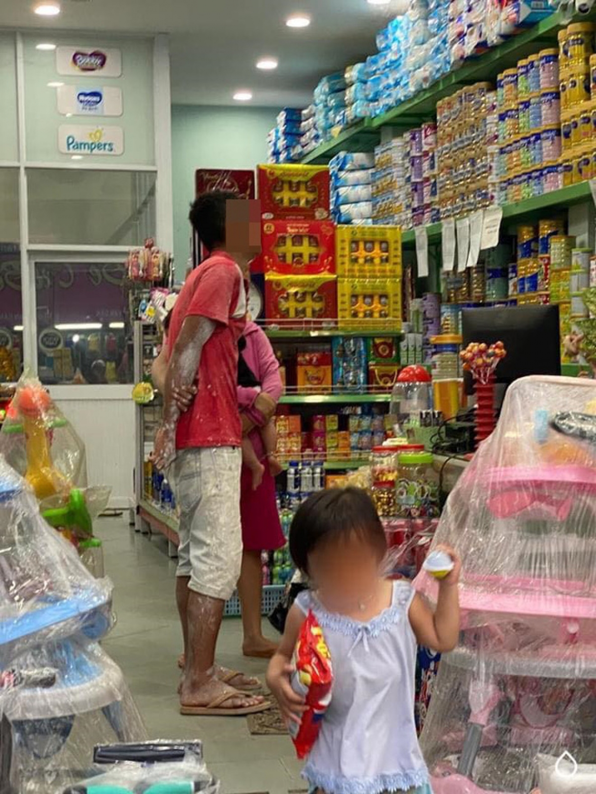 Hình ảnh ấm áp, rộn rã tiếng cười của cả gia đình khiến nhiều cư dân mạng cảm động.