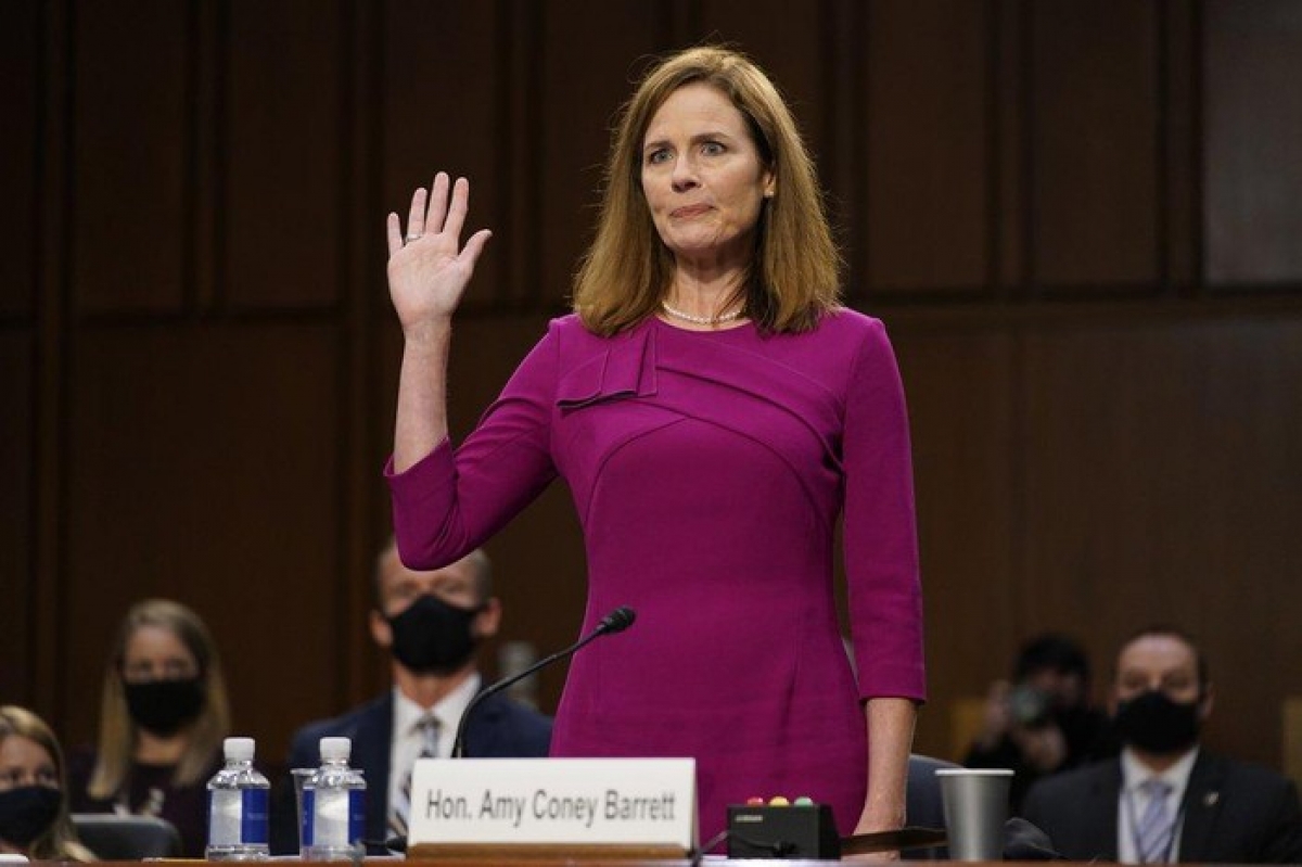 Amy Coney Barrett - người được Tổng thống Trump đề cử - đang là đối tượng tranh cãi của hai chính đảng Mỹ; Nguồn: AP