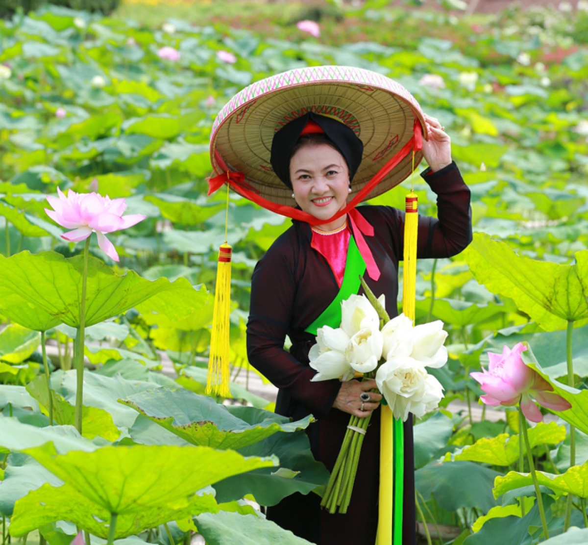 Nghệ sĩ Thanh Hiếu duyên dáng trong trang phục quan họ.