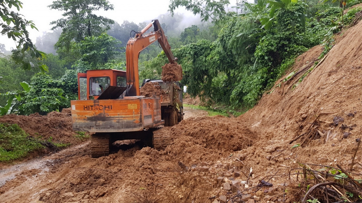 Nhiều tuyến đường đi các xã vùng cao huyện Nam Trà My, tỉnh Quảng Nam bị sụt trượt