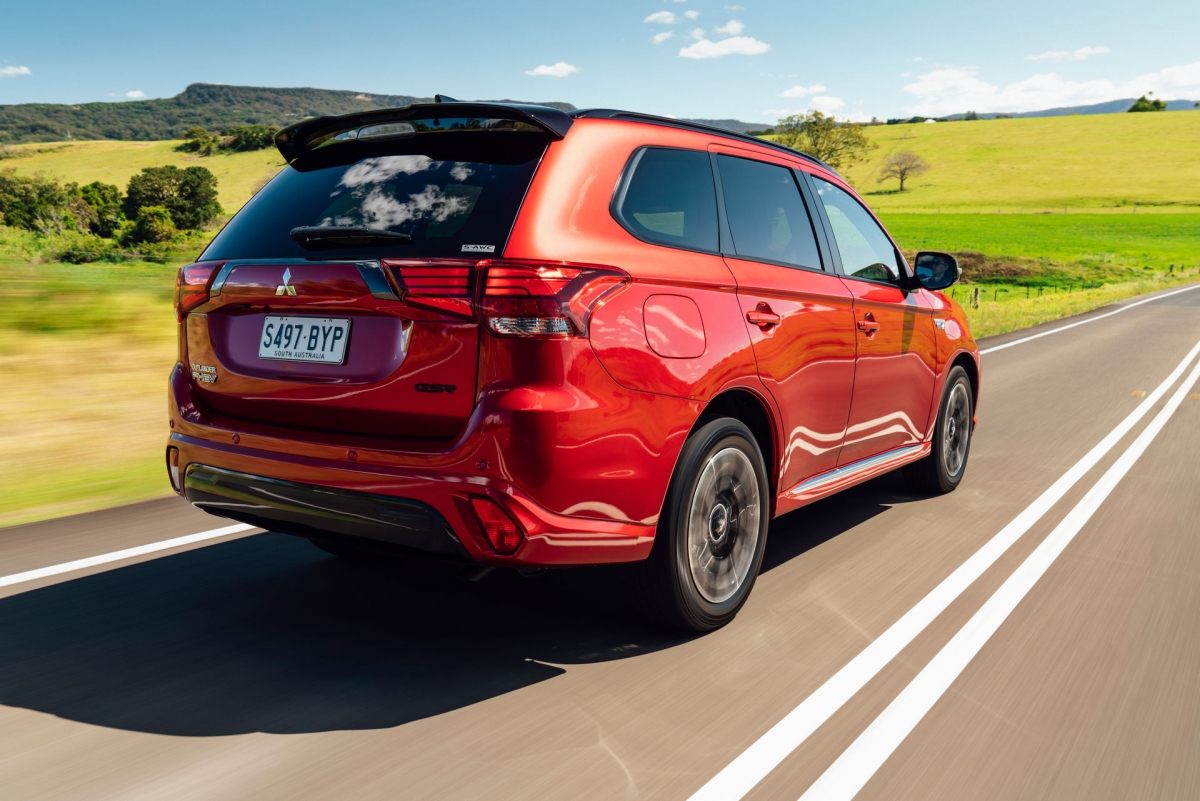 Một nâng cấp quan trọng được trang bị cho bản Outlander PHEV nội địa là gói trang bị GSR đạt tiêu chuẩn với hệ thống treo Bilstein cao cấp hứa hẹn cải thiện khả năng cân bằng, độ ổn định và sự thoải mái khi lái xe. GSR cũng giúp tăng tỷ lệ lò xo phía trước và phía sau.