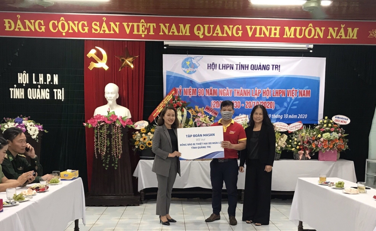 Đại diện Tập đoàn Masan trao quà hỗ trợ cho Hội Liên hiệp Phụ nữ tỉnh Quảng Trị.