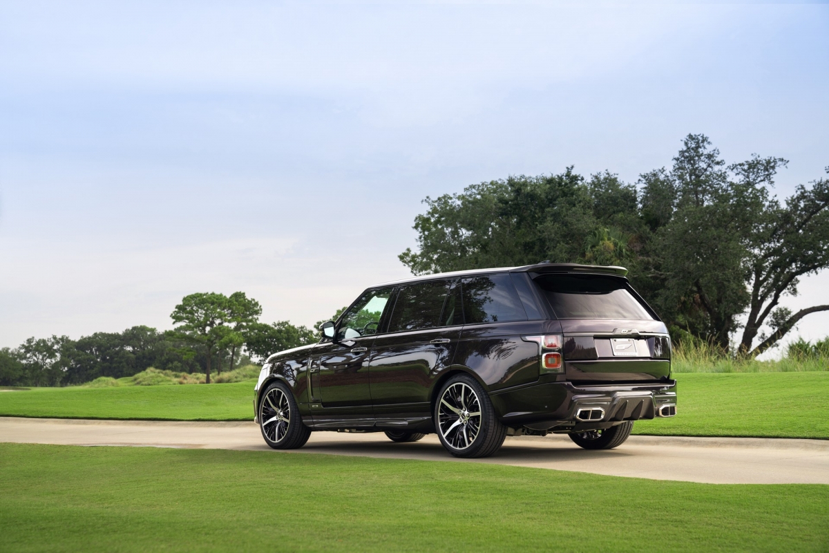 Những thay đổi không dừng lại ở đó khi mà chiếc SUV sang trọng đã được trang bị cánh lướt gió sợi carbon và cản sau thể thao hơn với bộ khuếch tán nổi bật.
