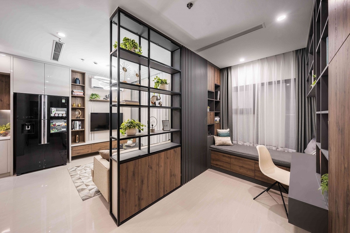 Không gian nối liền phòng khách và khu vực +1 sử dụng giá treo thép với các điểm nhấn sáng màu tạo nên sự linh hoạt, rộng mở; là sự kết hợp hoàn hảo giữa phong cách mạnh mẽ và nữ tính.