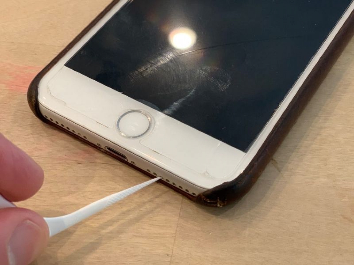 Bụi bẩn bám trên loa và mic của iPhone có thể khiến chất lượng cuộc gọi bị ảnh hưởng.