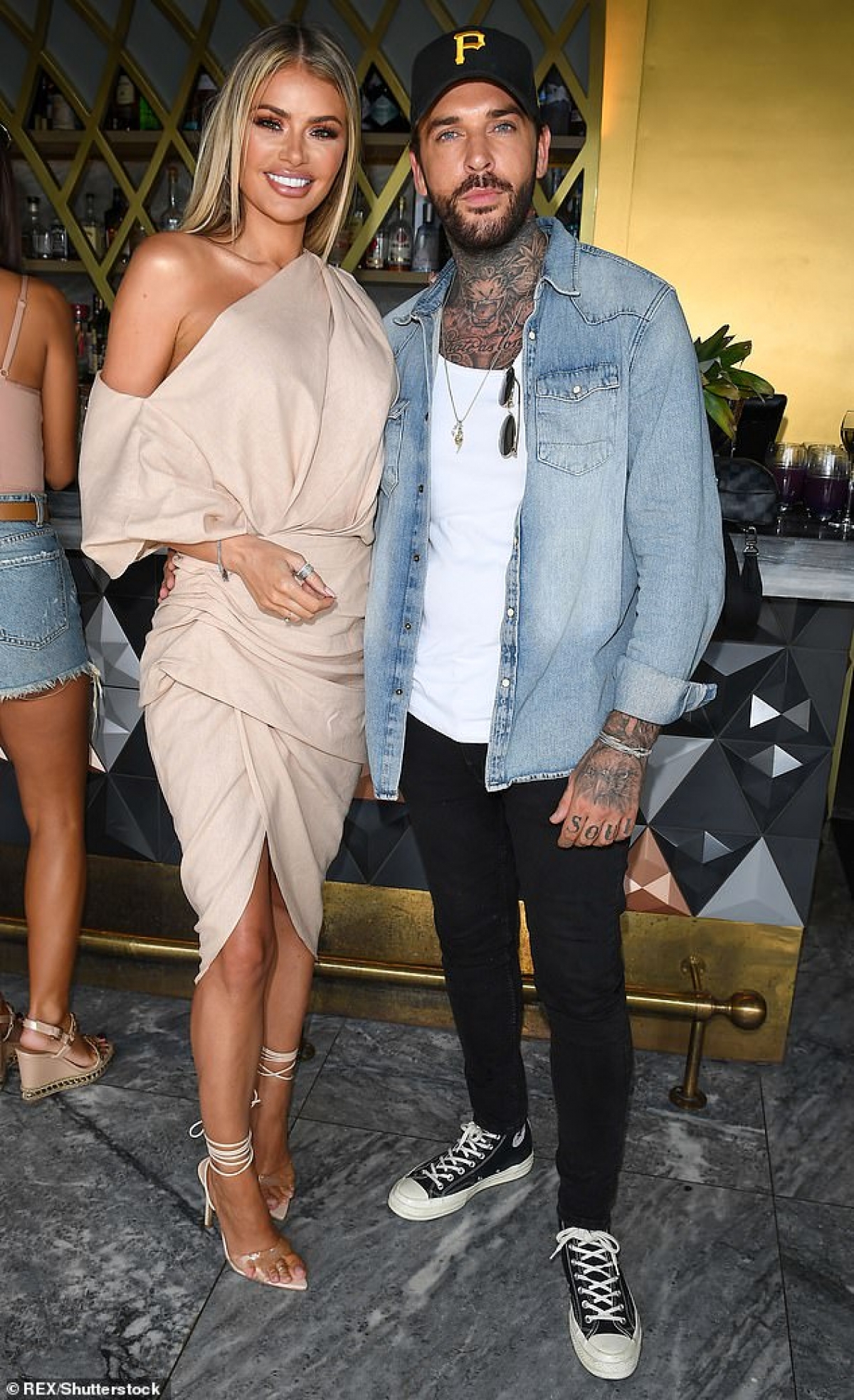 Chloe Sims gần đây thu hút sự chú ý khi bị lộ chuyện tình bí mật với đồng nghiệp Pete Wicks.