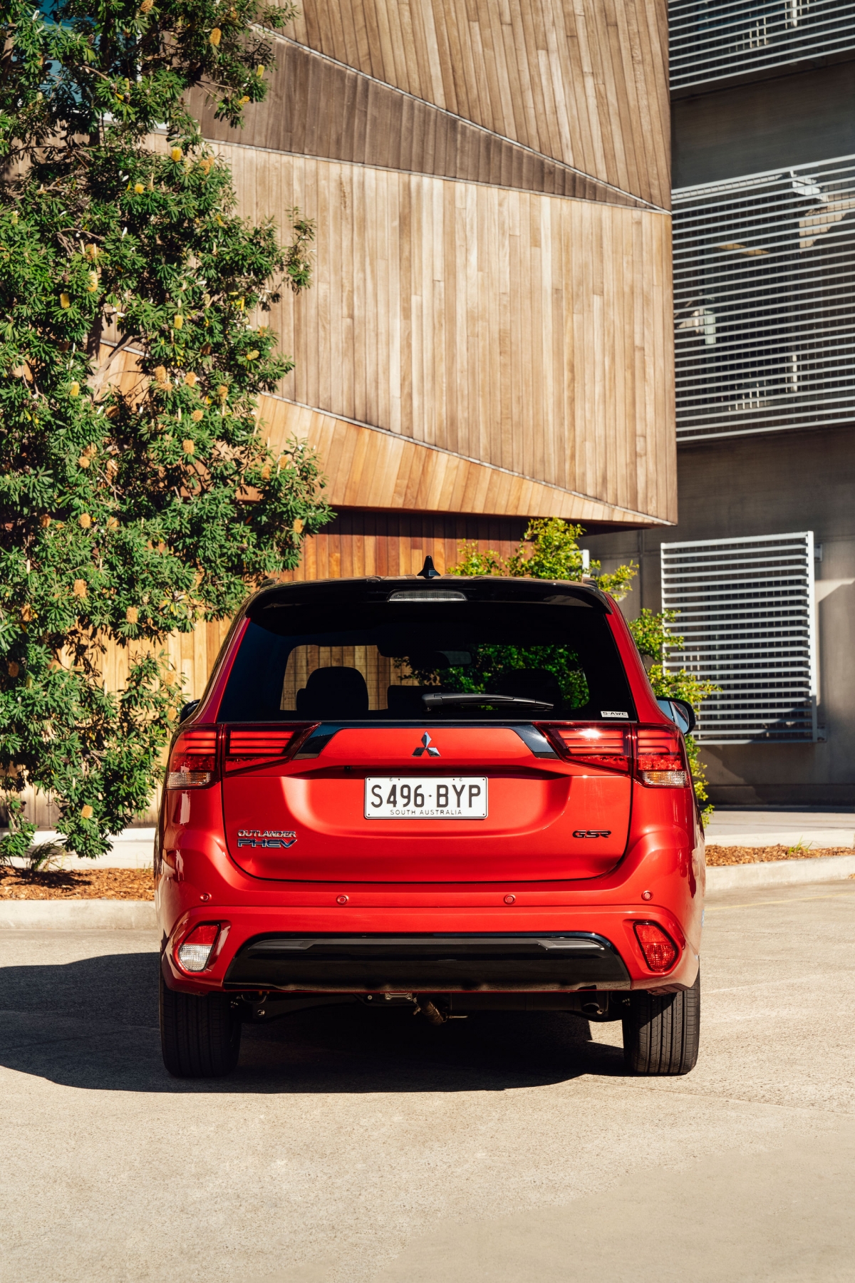 Ngoài ra, các chi tiết giúp phân biệt Outlander PHEV GSR với các biến thể khác như tấm ốp gầm ở cản trước và sau màu đen, ốp gương chiếu hậu và nóc xe, cũng như lưới tản nhiệt phía trước, khe hút gió và trang trí cửa hậu mạ crom đen.