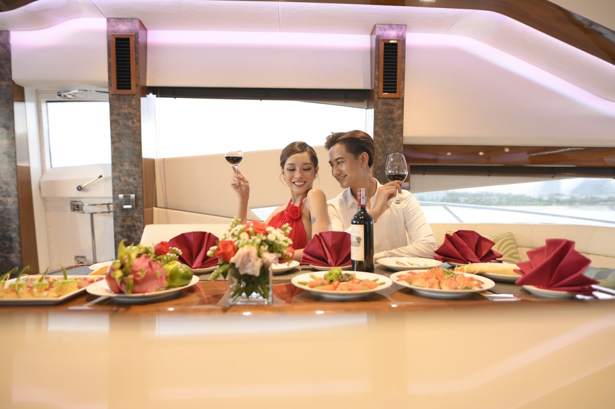 Để tận hưởng bữa ăn theo cách hoàn hảo nhất, bạn có thể lựa chọn dịch vụ tiệc tại du thuyền do FLC Biscom cung cấp.