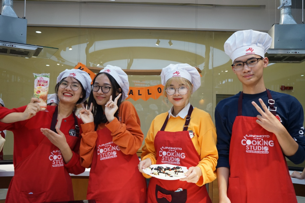 Các bạn sinh viên Học viện Ngoại giao lần đầu đến với lớp học nấu ăn.