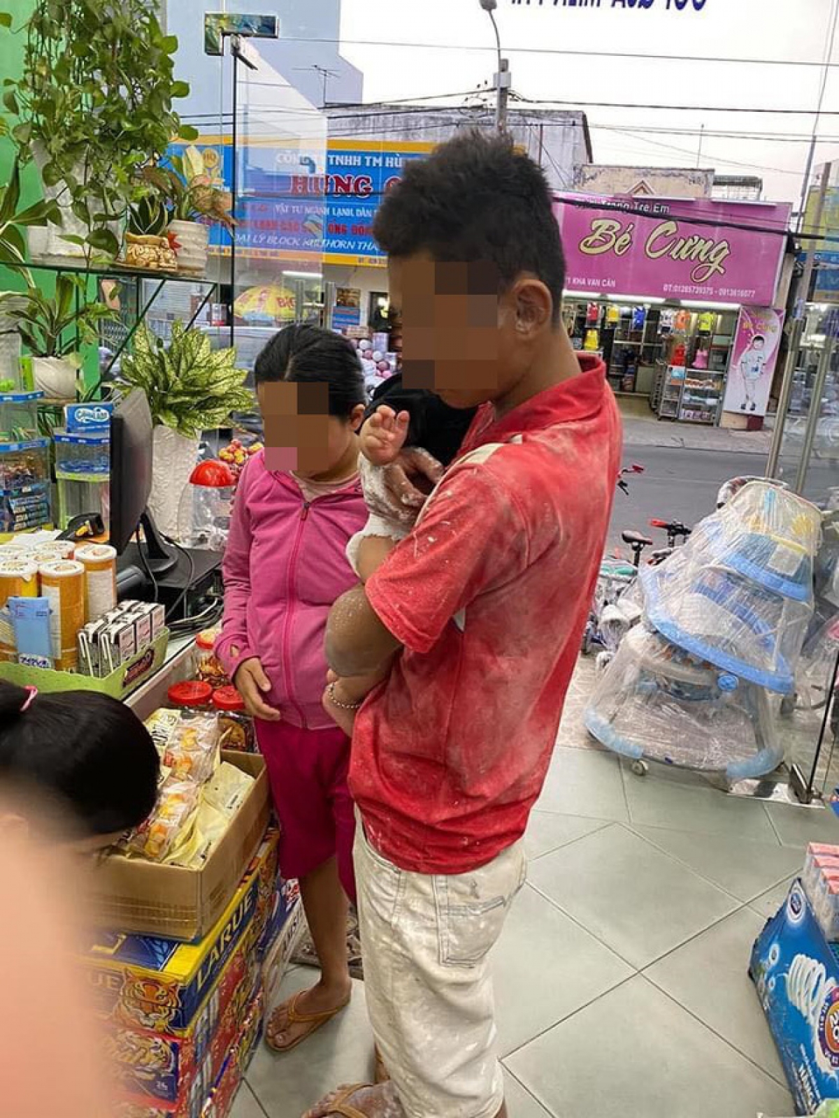 Khi thấy con gái đòi mua thanh kẹo, gói bánh, anh cười tươi gật đầu trong niềm vui sướng của cô bé.