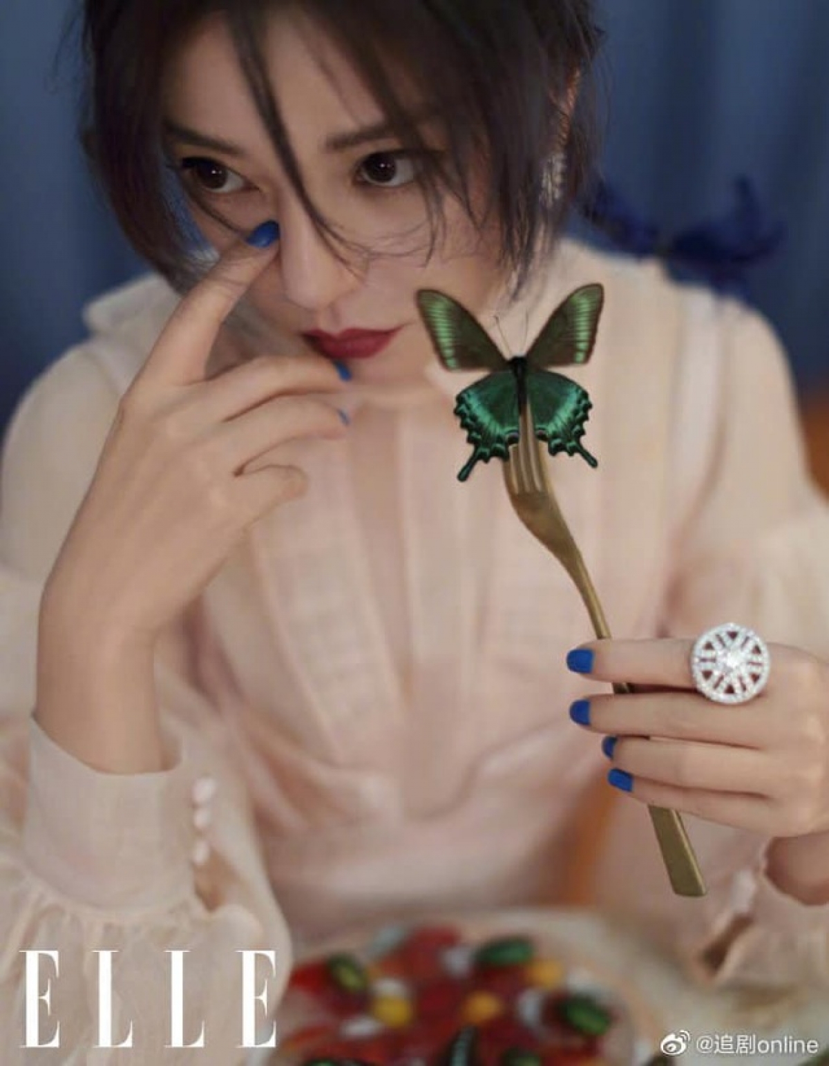 Trước tin đồn Triệu Vy đã bí mật ly thân chồng và đang hò hẹn với doanh nhân kém tuổi, “én nhỏ” chỉ im lặng.