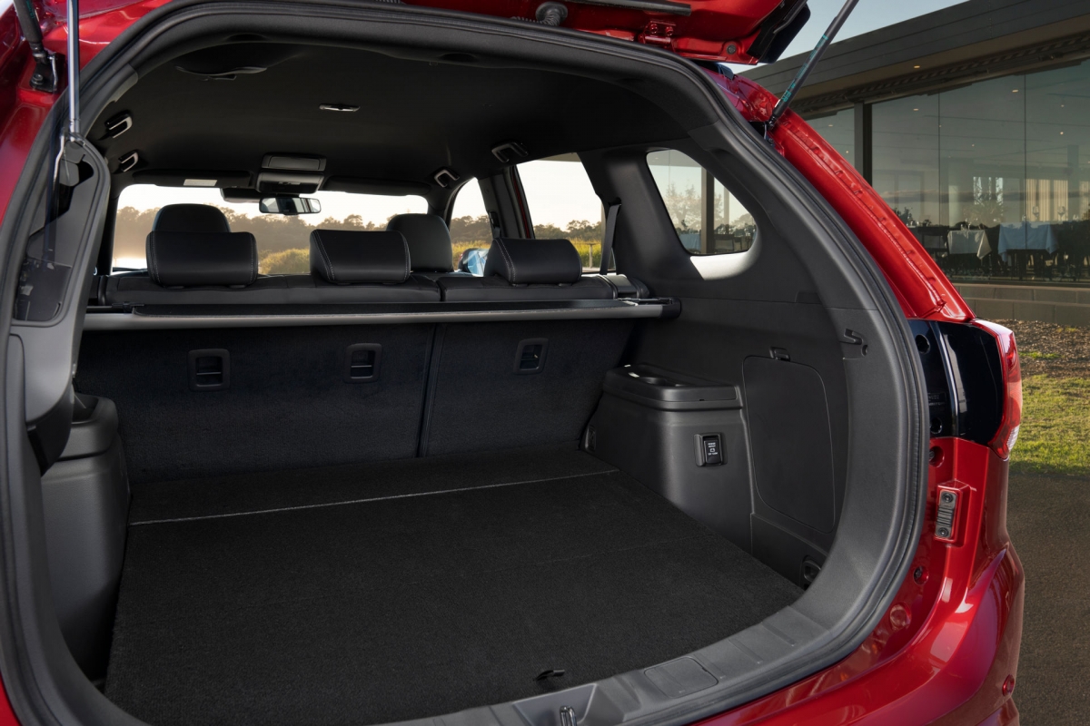 Mức giá khởi điểm cho Mitsubishi Outlander PHEV ES 2021 từ 37.328 USD (khoảng 866 triệu đồng) đến 40.559 USD (khoảng 940 triệu đồng) cho GSR và từ 43.790 USD (khoảng 1,01 tỷ đồng) cho các cấp độ của Exceed.