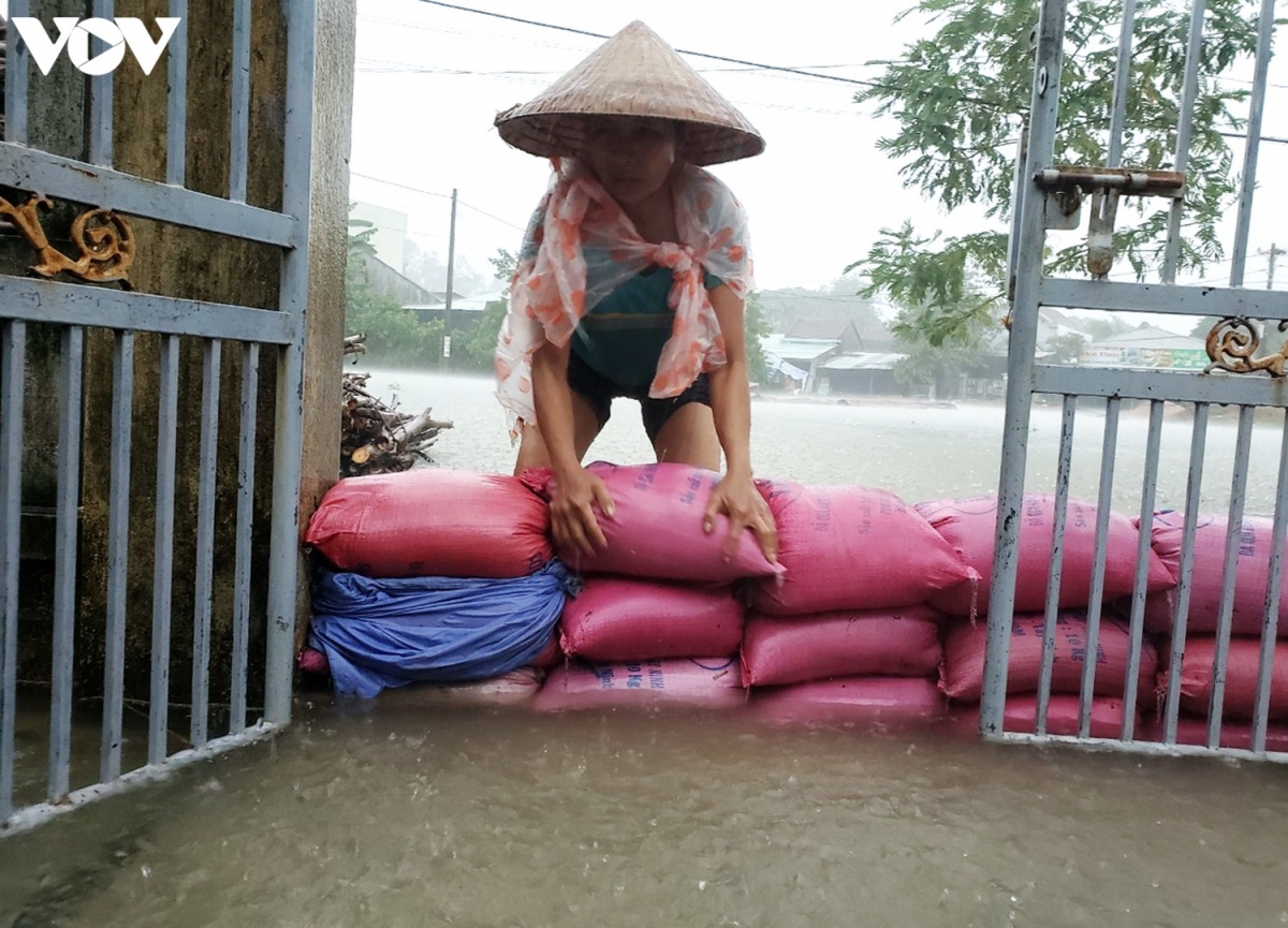 Người dân ở khu dân cư Chợ Lò, xã Tam Thái, huyện Phú Ninh, tỉnh Quảng Nam dùng bao tải kè chắn không cho nước tràn vào nhà.