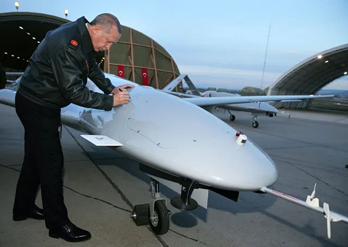 Tổng thống Thổ Nhĩ Kỳ Erdogan ký gì đó lên <a href="/the-gioi/quan-sat/am-anh-canh-azerbaijan-dung-uav-tan-cong-cac-vi-tri-cua-armenia-o-karabakh-787884.vov">UAV</a> Bayraktar TB2. Ảnh: Officieze.