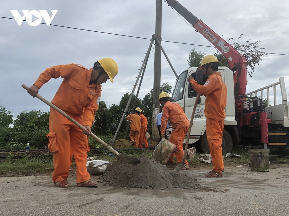 Khẩn trương gia cố, sửa chữa cột điện, đảm bảo an toàn trong bão số 9.