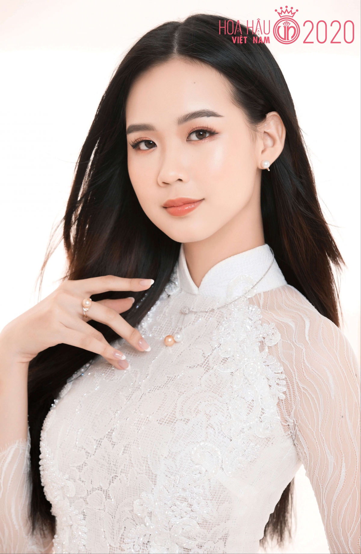 Tà áo dài có thể xem là trang phục không thể thiếu trong một cuộc thi nhan sắc cấp quốc gia lâu đời như Hoa Hậu Việt Nam.