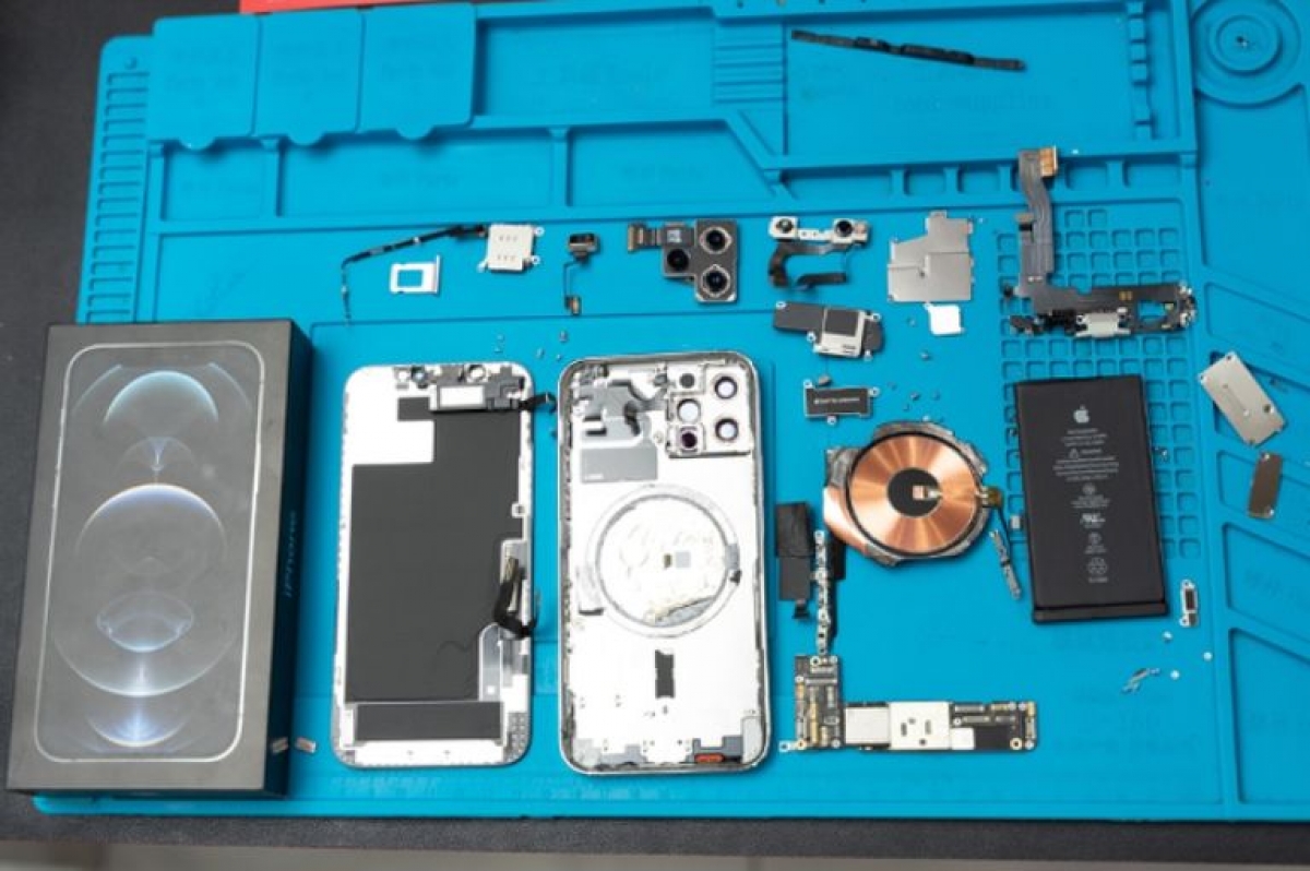 Những hình ảnh về linh kiện iPhone 12 Pro được Điện Thoại Vui thực hiện bung máy đầu tiên tại Việt Nam - ẢNH: C.T.V