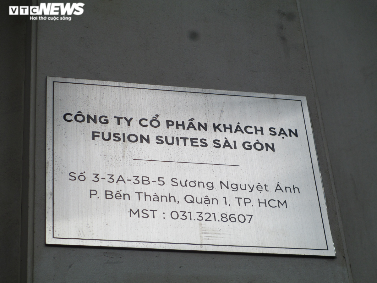 Điển hình, sau khi "thấm đòn" vì dịch COVID-19 với số tiền nợ khủng, khách sạn 4 sao Fusion Suites Saigon (đường Sương Nguyệt Ánh, Quận 1) đang được Ngân hàng NCB rao bán với giá 50 triệu USD (khoảng1.165 tỷ đồng).