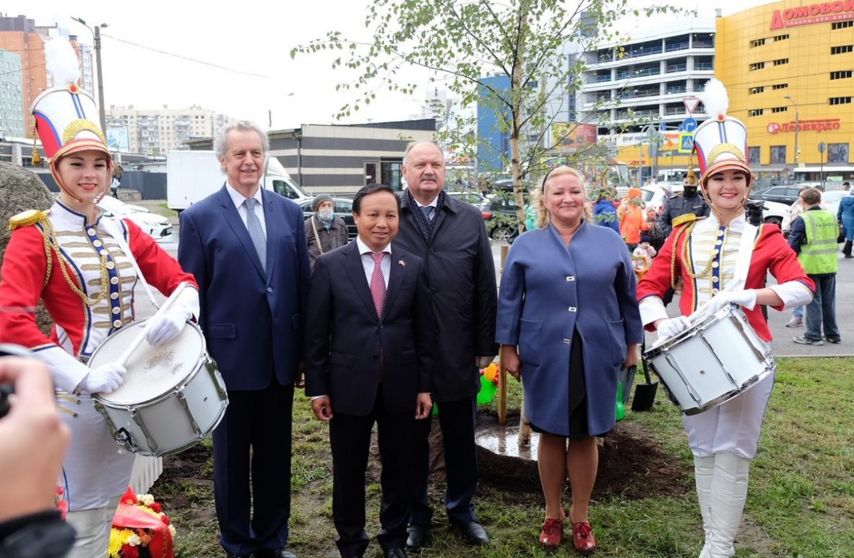 Đại sứ Ngô Đức Mạnh chụp ảnh lưu niệm cùng các lãnh đạo thành phố Saint.Peterburg.
